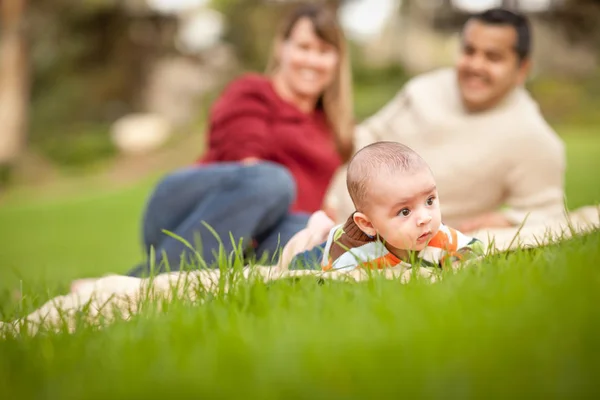 Mutlu erkek bebek emekleme ve karışık ırk anne parkta oynarken — Stok fotoğraf
