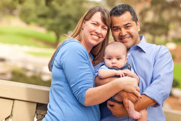 Rodzina szczęśliwy mieszanej rasy pozowanie do portretu w parku — Zdjęcie stockowe
