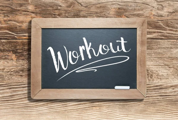 Workout Skrivet på Slate Chalk Board mot åldrad trä bakgrund — Stockfoto
