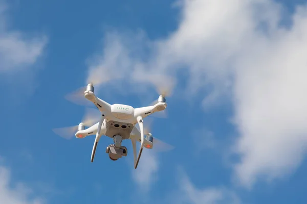 Drone Quadcopter z poniżej przeciw błękitne niebo — Zdjęcie stockowe