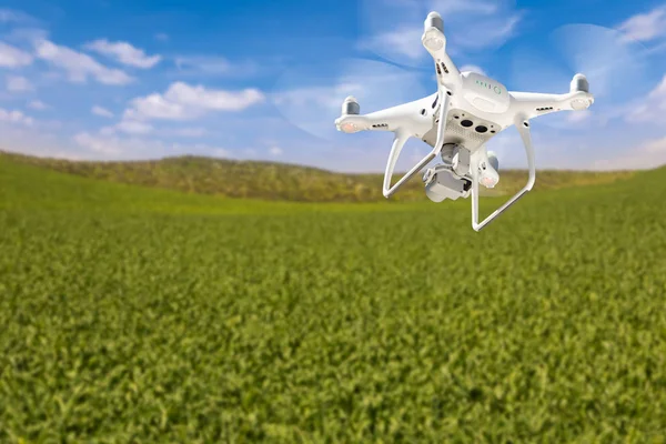 Drohne unbemanntes Flugzeug fliegt und sammelt Daten über Ackerland — Stockfoto