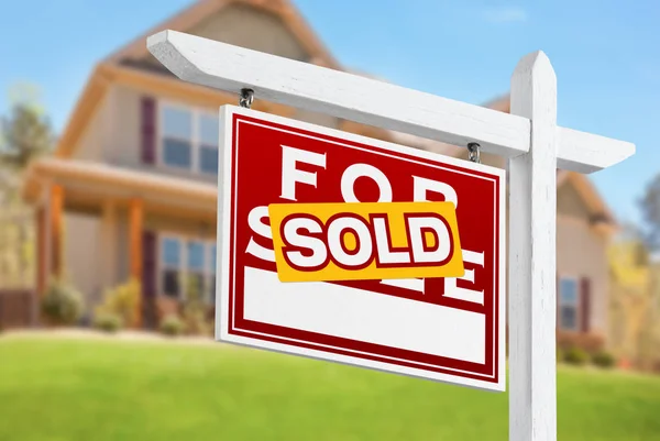 Verkauftes Haus zu verkaufen Immobilienschild vor schönem neuen Haus — Stockfoto