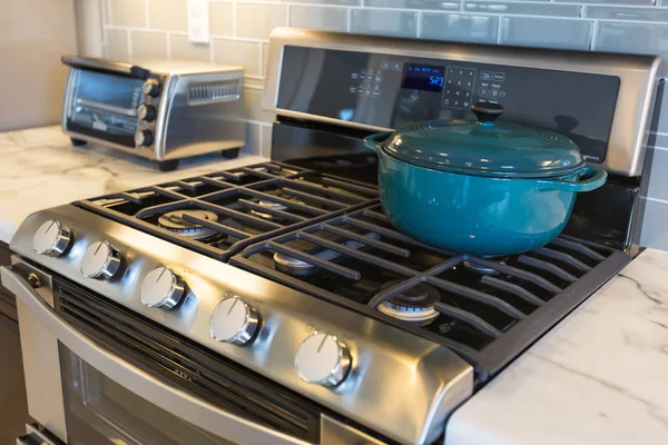 Кухонная плита с кастрюлей и тостером — стоковое фото