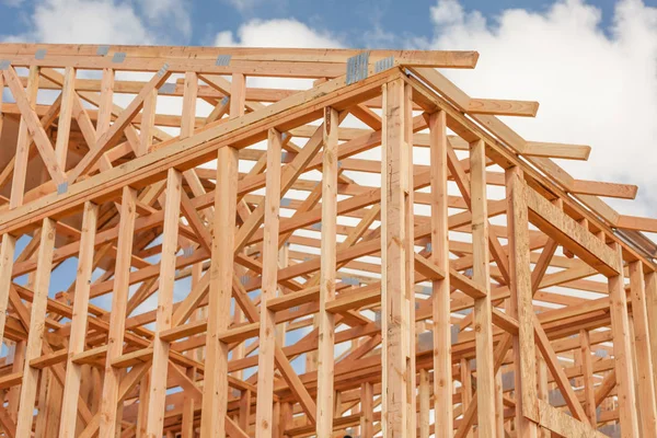 Casa de madera marco abstracto en el sitio de construcción —  Fotos de Stock