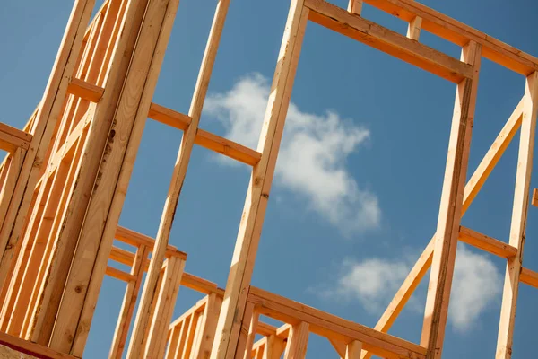 Casa de madera marco abstracto en el sitio de construcción —  Fotos de Stock