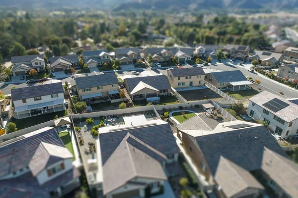 Vista aérea del vecindario poblado de casas con desenfoque de cambio de inclinación — Foto de Stock