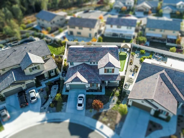 Vista aérea do bairro povoado das casas com borrão da inclinação-mudança — Fotografia de Stock