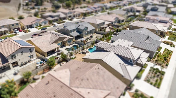 Vista aérea del vecindario poblado de casas con desenfoque de cambio de inclinación —  Fotos de Stock