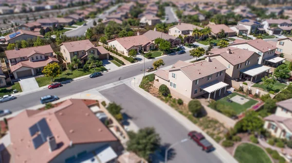 Vista aérea del vecindario poblado de casas con desenfoque de cambio de inclinación — Foto de Stock