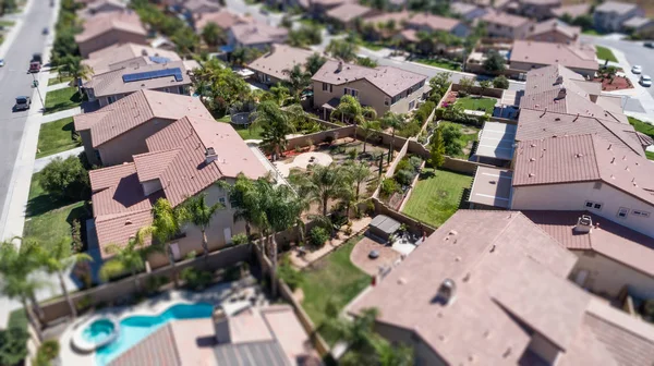 Vista aérea del vecindario poblado de casas con desenfoque de cambio de inclinación — Foto de Stock