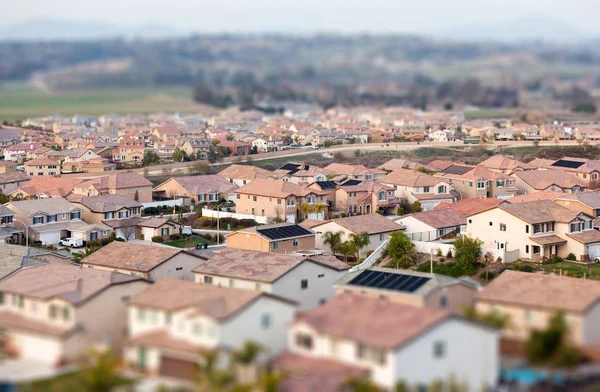 ティルト・シフト・ブラーのある住宅の人口密集地の空中ビュー — ストック写真