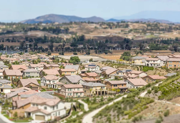 ティルト・シフト・ブラーのある住宅の人口密集地の空中ビュー — ストック写真