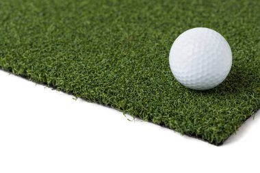 Beyazların Arkaplanındaki Yapay Çimen Bölümü 'nde Golf Topu Dinleniyor