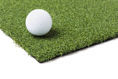 Beyazların Arkaplanındaki Yapay Çimen Bölümü 'nde Golf Topu Dinleniyor