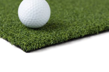 Beyazların Arkaplanındaki Yapay Çimen Bölümü 'nde Golf Topu Dinleniyor