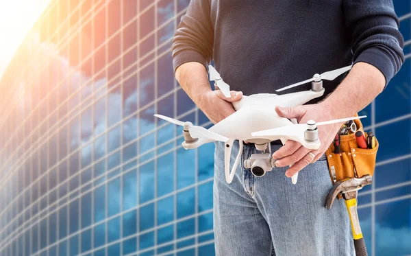 Bauarbeiter und Drohnenpilot mit Drohne am städtischen Hochhaus — Stockfoto