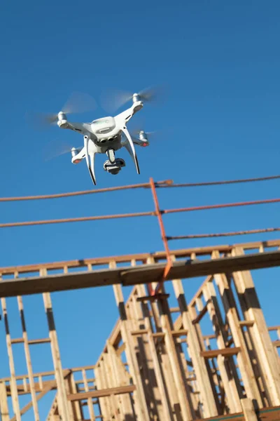 Drone Quadcopter Repülés és ellenőrzés fa keretezés az építési területen — Stock Fotó
