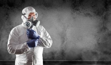 Tehlikeli Madde Giyen Adam, Karanlık Duvara Karşı Koruyucu Gaz Maskesi ve Gözlük Giyen Adam