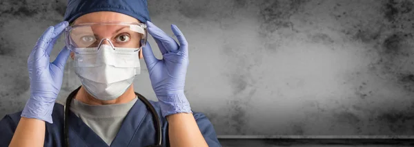 Medico o infermiere donna che indossa scrub e maschera protettiva e occhiali Banner — Foto Stock