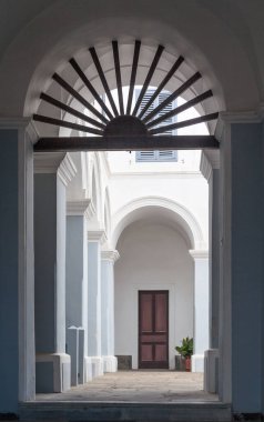 Santorini Adası 'ndaki Manastır Avlusu ve Kemerler.