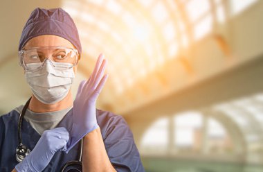Kadın Doktor ya da Hemşire Koruyucu Yüz Maskesi ve Cerrahi Eldiven Giyiyor.