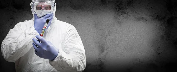 Erkek Doktor Veya Hemşire Tehlikeli Madde Ekipmanı Pozitif Coronavirüs Test — Stok fotoğraf