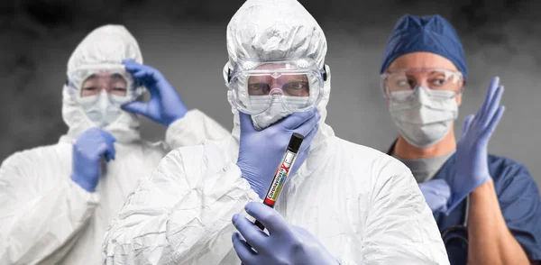 Team Doctors Nurses Hazmat Gear Holding Positive Coronavirus Test Tube — Stock Photo, Image