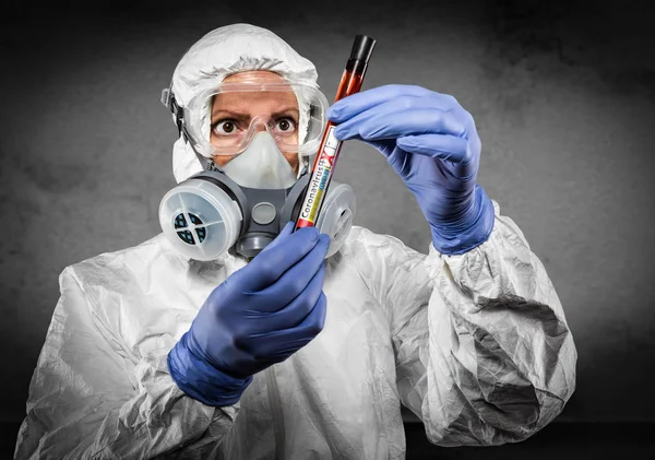 Médica Enfermeira Hazmat Gear Segurando Positivo Coronavirus Test Tube — Fotografia de Stock