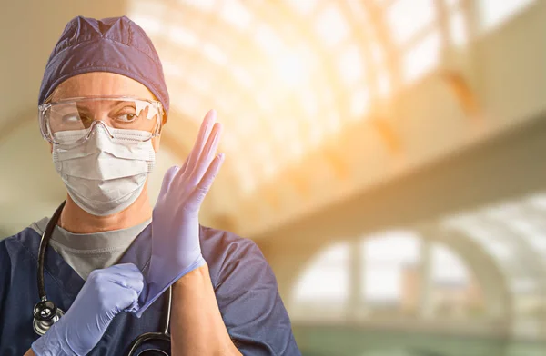 Médica Enfermeira Vestindo Máscara Protetora Luvas Cirúrgicas Hospital — Fotografia de Stock