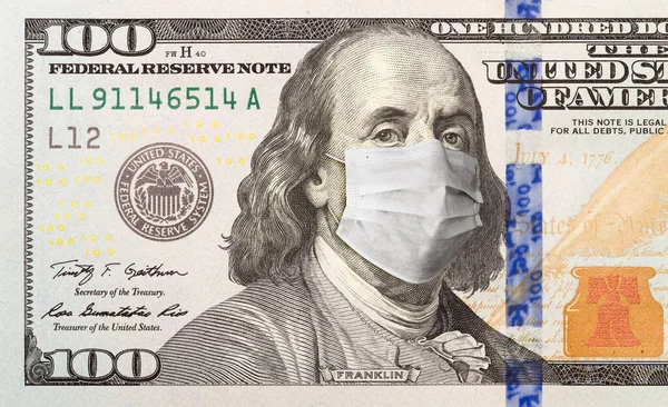 ベンジャミン フランクリンの顔に医療用フェイスマスク付き100ドル札 — ストック写真