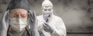 Önlük ve Koruyucu Maske ve Gözlük Giyen Kadın ve Erkek Doktorlar veya Hemşireler.