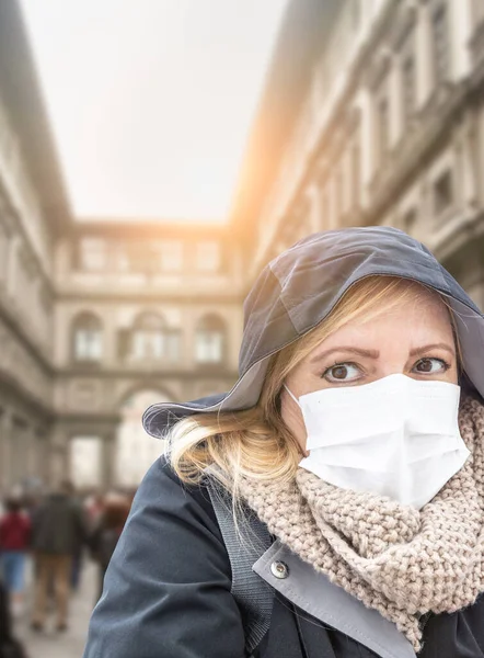 Mujer Joven Con Mascarilla Paseos Cerca Galería Los Uffizi Italia — Foto de Stock