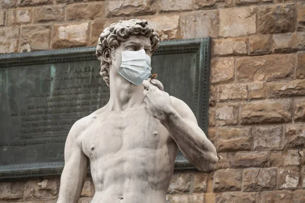 Estátua David Piazza Della Signoria Itália Vestindo Uma Máscara Protetora — Fotografia de Stock