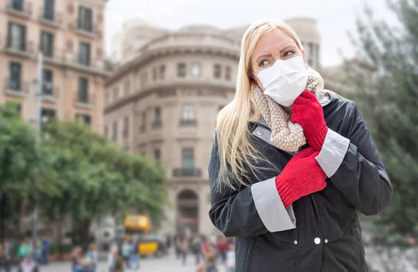 Mujer Joven Con Máscara Facial Camina Entre Público Italia — Foto de Stock