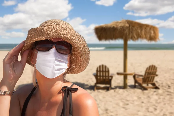 Femme Vacances Portant Masque Facial Sur Plage Sable — Photo