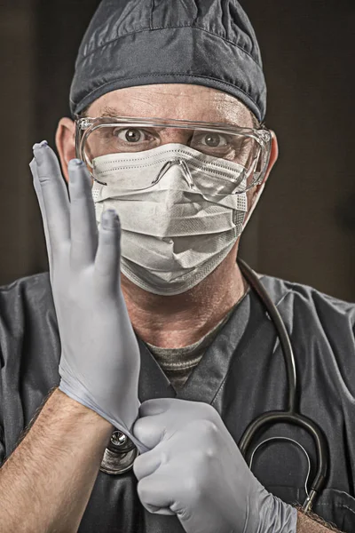 Male Doctor Nurse Wearing Scrubs Protective Face Mask Goggles — Stockfoto