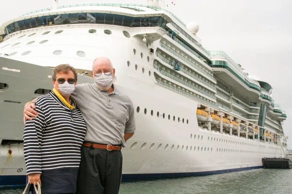 Ηλικιωμένο Ζευγάρι Μάσκες Προσώπου Στέκεται Μπροστά Από Επιβατηγό Κρουαζιερόπλοιο — Φωτογραφία Αρχείου