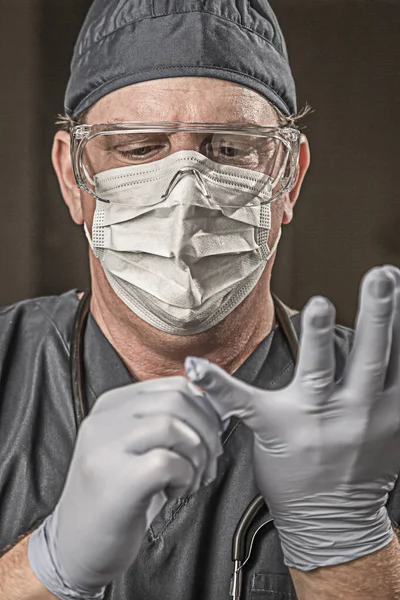 Manlig Läkare Eller Sjuksköterska Bär Repor Skyddande Ansiktsmask Och Glasögon — Stockfoto