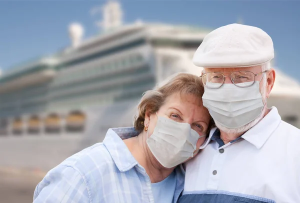 Starsza Para Nosząca Maski Twarzy Stojąca Przed Statkiem Pasażerskim — Zdjęcie stockowe