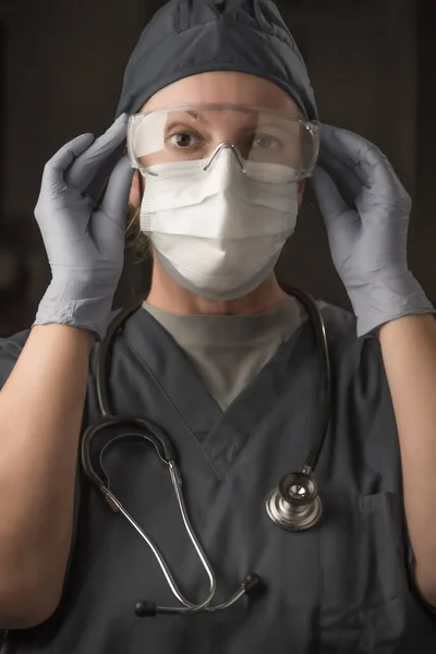 Γυναίκα Γιατρός Νοσοκόμα Φορώντας Γδαρσίματα Προστατευτική Μάσκα Προσώπου Και Γυαλιά — Φωτογραφία Αρχείου