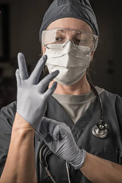 Ärztin Oder Krankenschwester Tragen Peelings Mundschutz Und Schutzbrille — Stockfoto