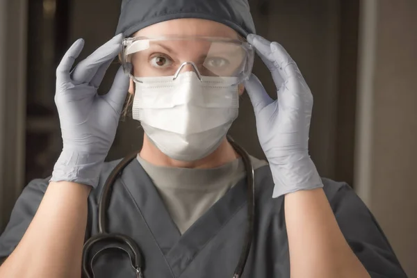Kobieta Lekarz Lub Pielęgniarka Noszące Szorty Maski Ochronne Twarzy Gogle — Zdjęcie stockowe