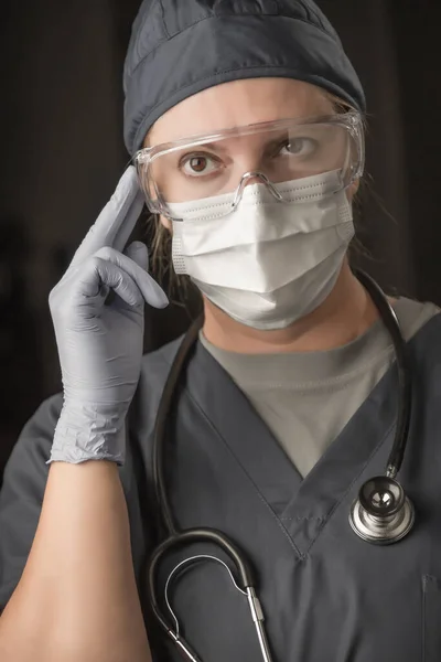 Kvinnliga Läkare Eller Sjuksköterska Bär Skrubbar Skyddande Ansiktsmask Och Glasögon — Stockfoto