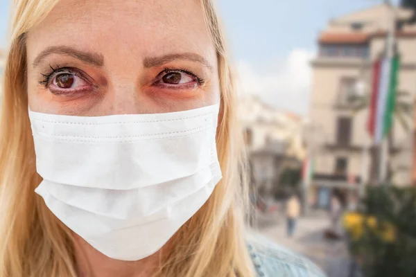 Malade Infecté Jeune Femme Portant Masque Visage Marche Sur Rue — Photo