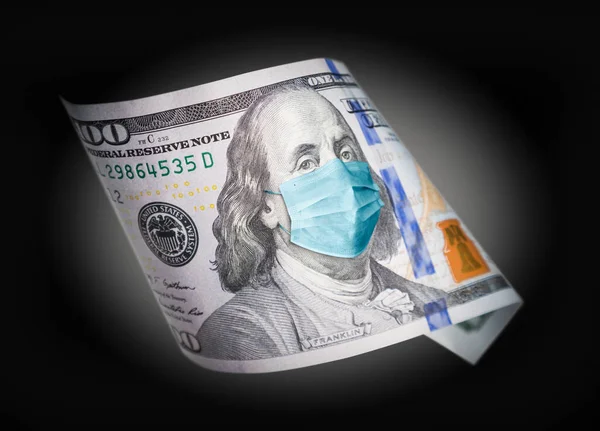 ベンジャミン フランクリンの医療面マスク付き100ドル札 — ストック写真
