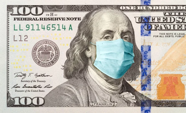 ベンジャミン フランクリンの医療面マスク付き100ドル札 — ストック写真