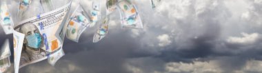 Fırtınalı Bulutlu Gökyüzü Sancağından Düşen Tıbbi Yüzlü 100 Dolarlık Faturalar.