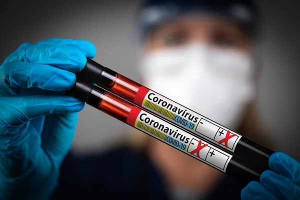 Vrouwelijke Lab Werknemer Houdt Reageerbuizen Van Bloed Gelabeld Coronavirus Covid — Stockfoto