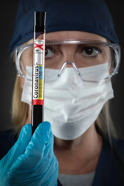Γυναίκα Lab Εργαζόμενος Κατέχει Σωλήνα Δοκιμής Του Αίματος Labeled Coronavirus — Φωτογραφία Αρχείου