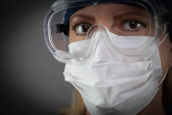 Trabalhadora Médica Feminina Vestindo Máscara Facial Protetora Engrenagem Contra Fundo — Fotografia de Stock